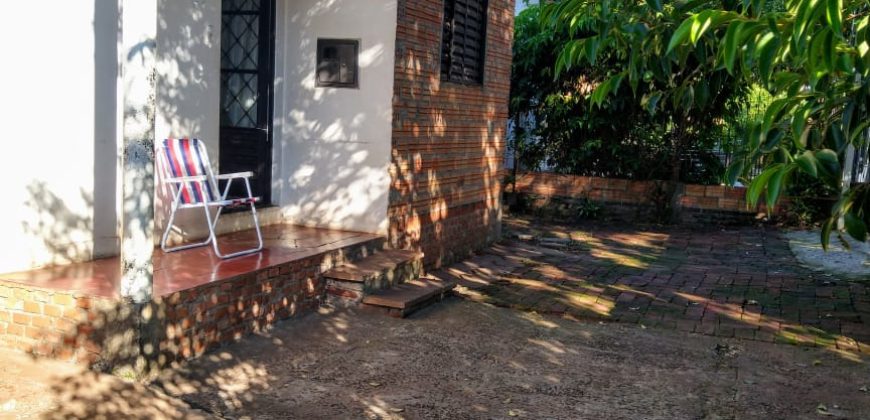 Casa inacabada no centro
